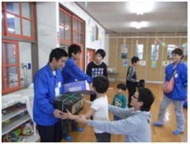 写真10:寄贈の様子
