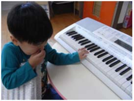 写真11:寄贈品で遊ぶ子どもの様子