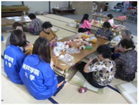 写真19:編み物会