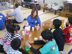 子どもと遊ぶ様子