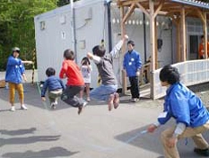 子どもと遊ぶ様子