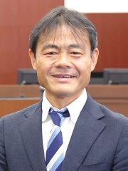 学部長　春日勉 教授