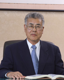 神戸学院大学 学長 岡田 芳男