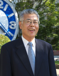 神戸学院大学 学長 岡田 芳男
