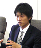 株式会社船井総合研究所　第三経営支援部　新井　智海　さん（2006年4月経済学部経営学科卒業）