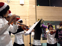 開演後、この定期演奏会をもって卒団する4年次生の学生がヴァイオリンやチェロといった管弦楽器だけのミニ演奏会を開催