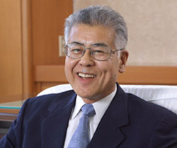 神戸学院大学 学長 岡田 芳男