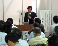 9月に神戸国際展示場で開催された「国際フロンティア産業メッセ‘09」で研究成果を発表する岡本教授