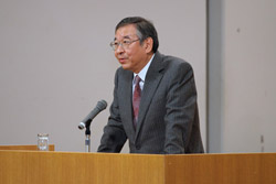 式典の挨拶を行う伊藤茂人文学部長