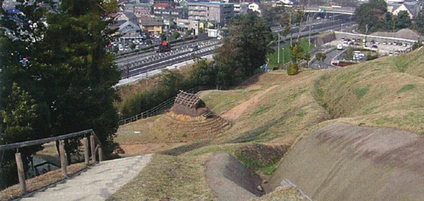 石川教授は、日本各地の遺跡や温泉地をまわって何が観光につながるかの調査を数多く実施。写真は、南山大学の研究者と共同で鳥取と島根地方で行った視察調査の現地の様子(写真は、松江市保健医療福祉ゾーンと共存する「田和山史跡公園」)