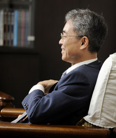 岡田豊基学長　法学部法律学科教授