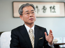 岡田豊基　学長