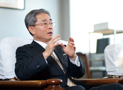 岡田豊基　学長