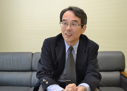 経営学部 教授 塩出 省吾