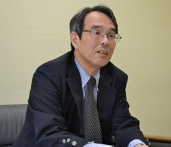 経営学部 教授 塩出 省吾