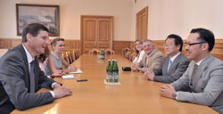 ウクライナの首相官邸でシチ副首相と会談する岡部准教授