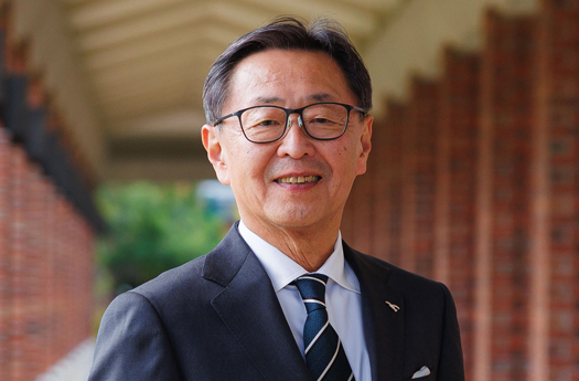 神戸学院大学　学長 中村　恵